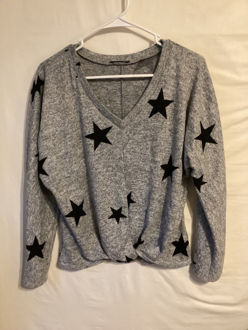 2401 BY & BY Long Sleeve Knot Front V Neck Sweater Size Large Gray w/Black Stars
